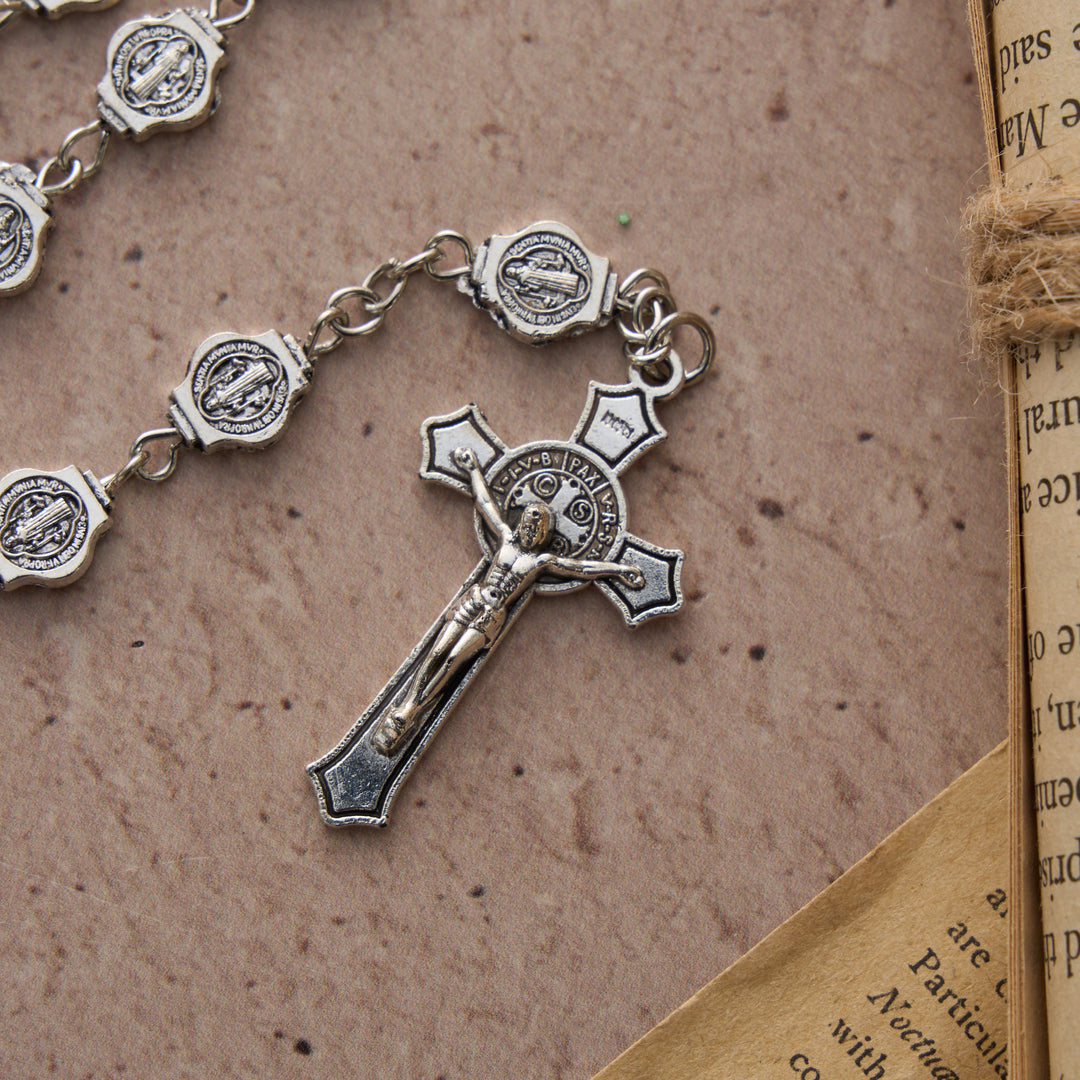 Christianartworkshop Achteckiger Rosenkranz mit der St.-Benedikt-Medaille und Kruzifix-Anhänger: Ein Symbol göttlichen Schutzes und unerschütterlichen Gebets - image 7