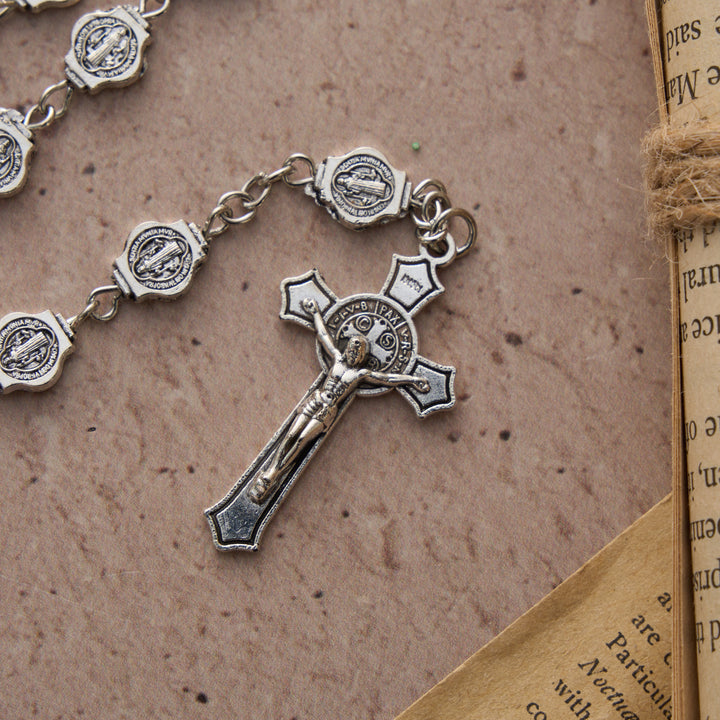 Christianartworkshop Achteckiger Rosenkranz mit der St.-Benedikt-Medaille und Kruzifix-Anhänger: Ein Symbol göttlichen Schutzes und unerschütterlichen Gebets - image 7