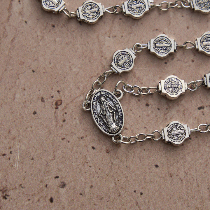 Christianartworkshop Achteckiger Rosenkranz mit der St.-Benedikt-Medaille und Kruzifix-Anhänger: Ein Symbol göttlichen Schutzes und unerschütterlichen Gebets - image 6