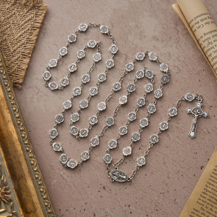 Christianartworkshop Achteckiger Rosenkranz mit der St.-Benedikt-Medaille und Kruzifix-Anhänger: Ein Symbol göttlichen Schutzes und unerschütterlichen Gebets - image 2