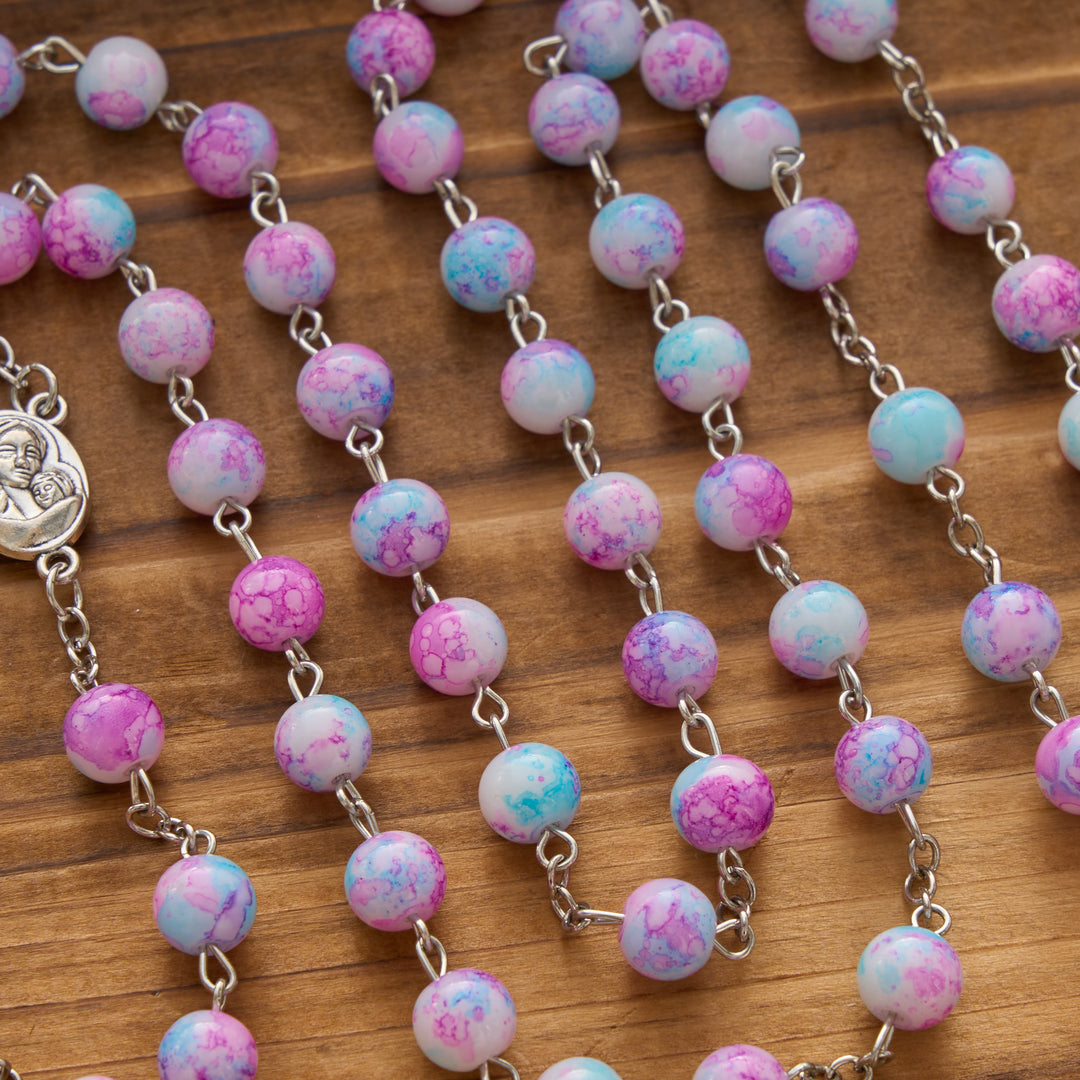 Christianartworkshop Rosenkranz aus marmorierten rosa und blauen Glasperlen mit Madonna-mit-Kind-Medaille und Kruzifix - image 5
