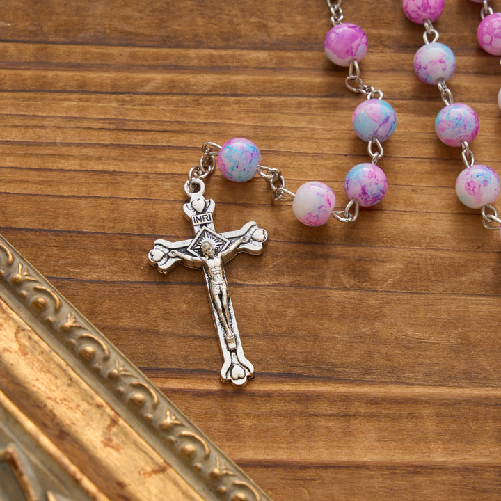Christianartworkshop Rosenkranz aus marmorierten rosa und blauen Glasperlen mit Madonna-mit-Kind-Medaille und Kruzifix - image 7