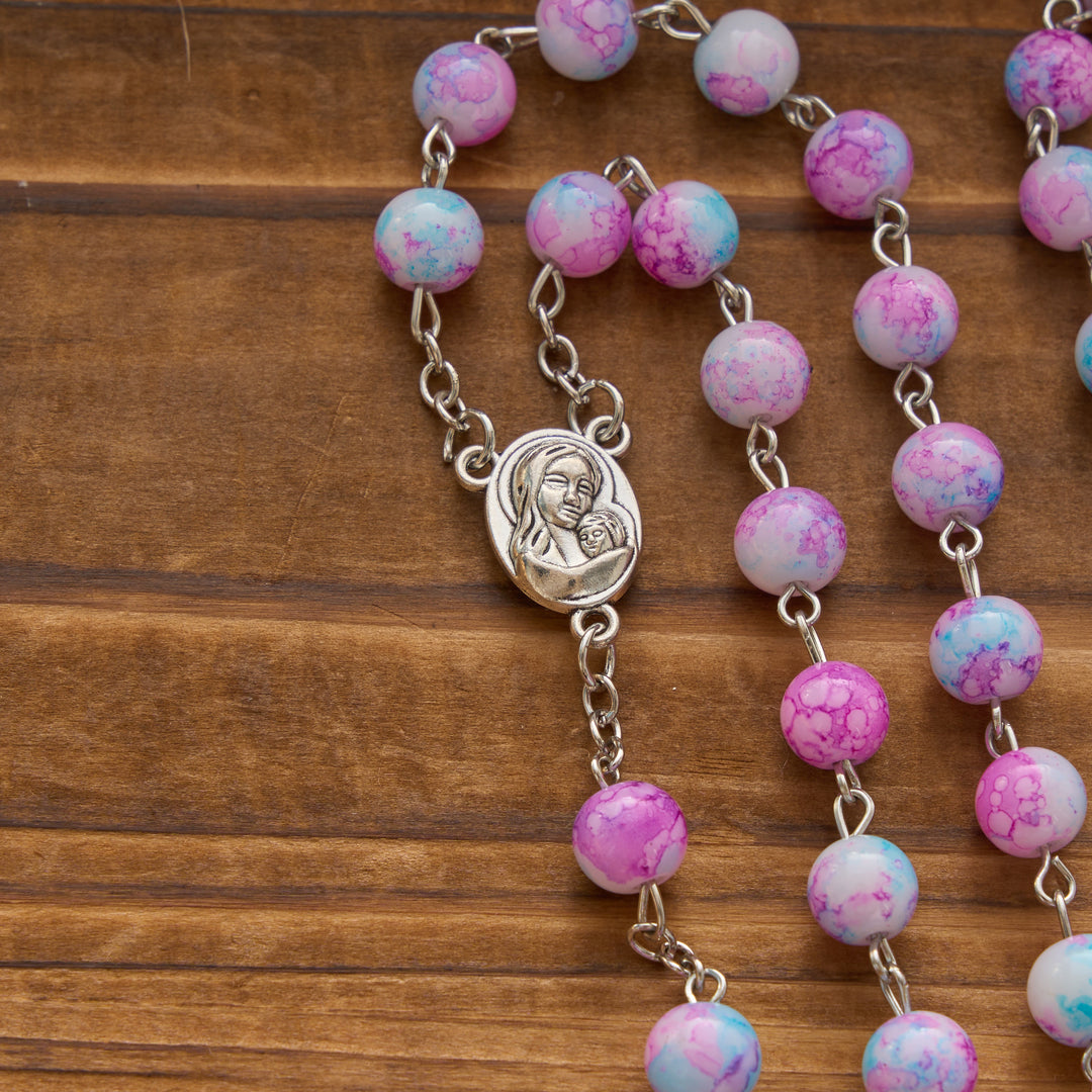 Christianartworkshop Rosenkranz aus marmorierten rosa und blauen Glasperlen mit Madonna-mit-Kind-Medaille und Kruzifix - image 6