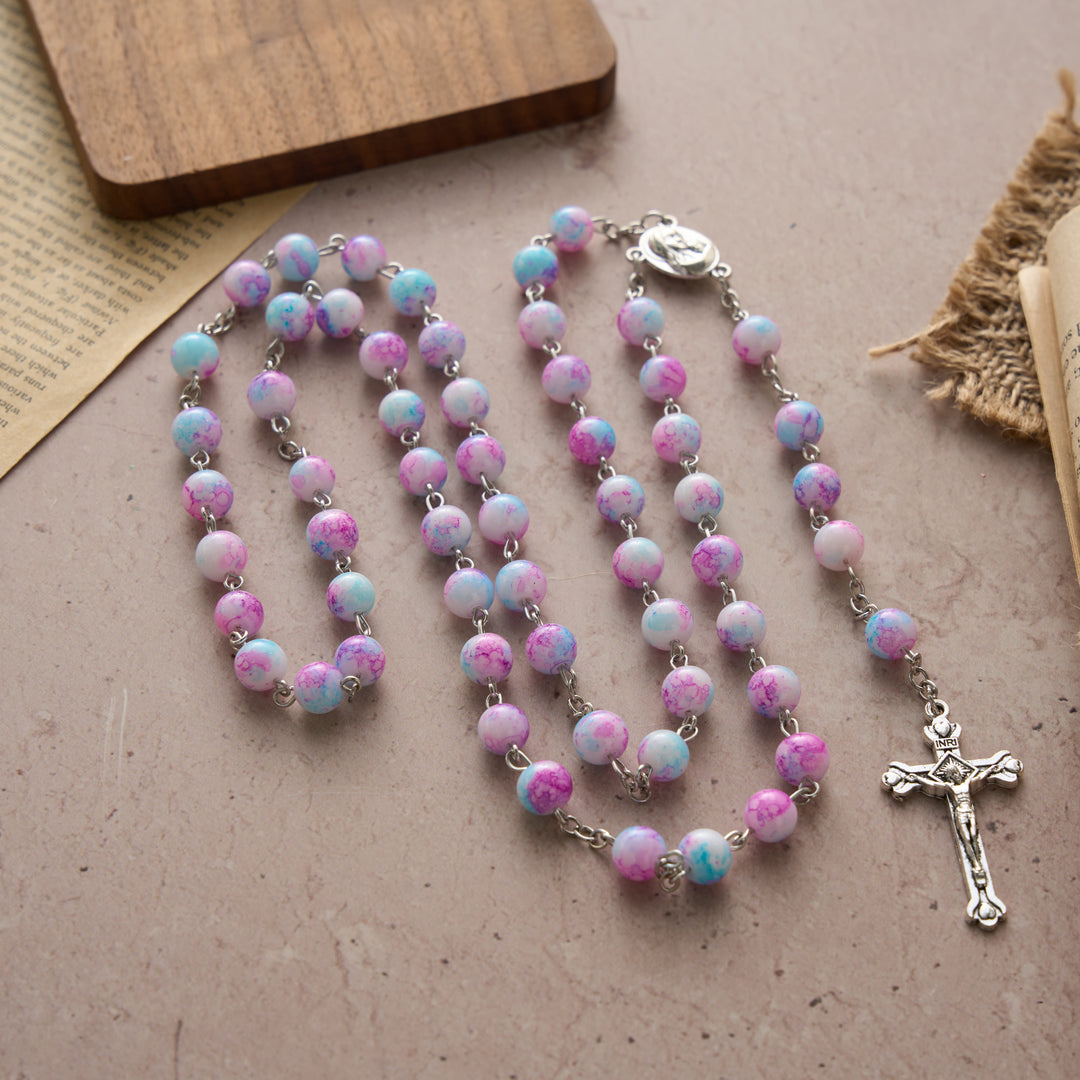 Christianartworkshop Rosenkranz aus marmorierten rosa und blauen Glasperlen mit Madonna-mit-Kind-Medaille und Kruzifix - image 4