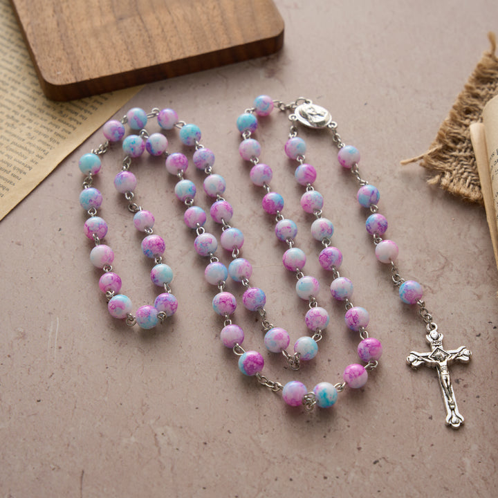 Christianartworkshop Rosenkranz aus marmorierten rosa und blauen Glasperlen mit Madonna-mit-Kind-Medaille und Kruzifix - image 4