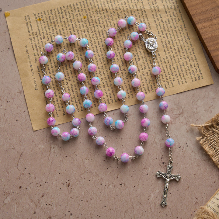 Christianartworkshop Rosenkranz aus marmorierten rosa und blauen Glasperlen mit Madonna-mit-Kind-Medaille und Kruzifix - image 3