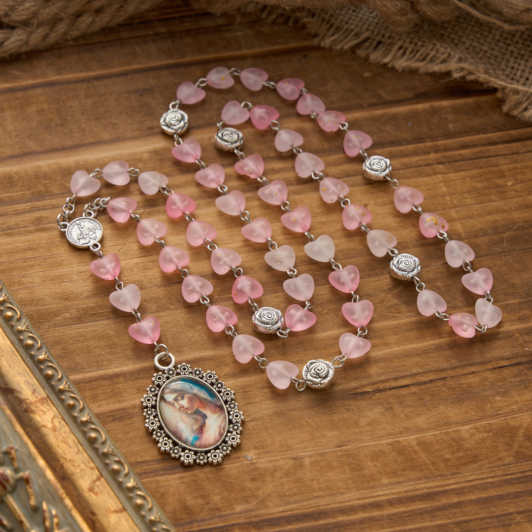 Christianartworkshop Rosenkranz der Sieben Schmerzen Mariens mit mattiertem Herzanhänger aus Glasperlen und Farbverlauf sowie Marienporträt - Rosa - image 11