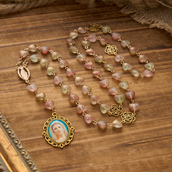 Christianartworkshop Rosenkranz der Sieben Schmerzen Mariens mit mattiertem Herzanhänger aus Glasperlen und Farbverlauf sowie Marienporträt - Hellgrün - image 16