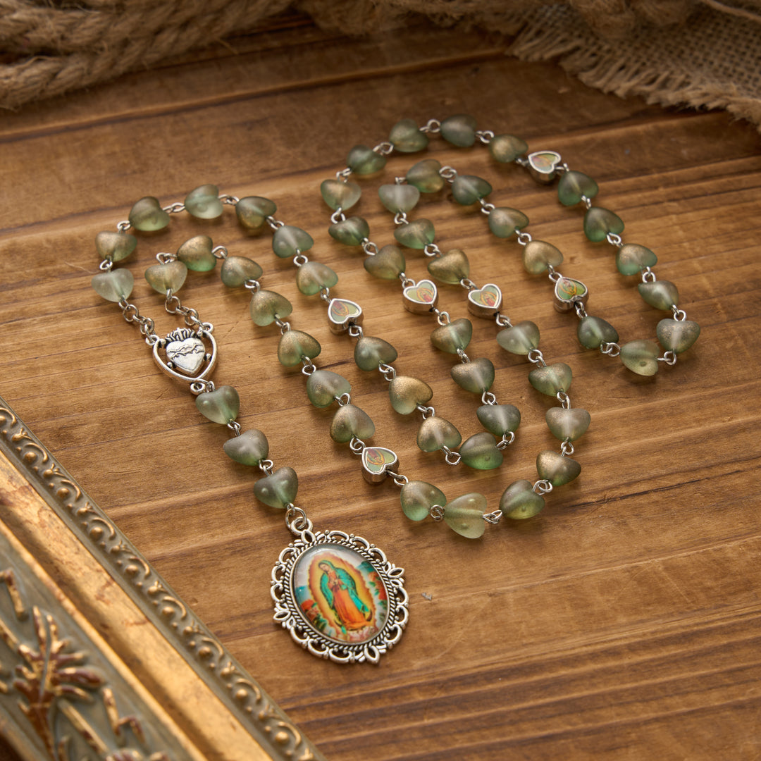 Christianartworkshop Rosenkranz der Sieben Schmerzen Mariens mit mattiertem Herzanhänger aus Glasperlen und Farbverlauf sowie Marienporträt - Grün - image 21