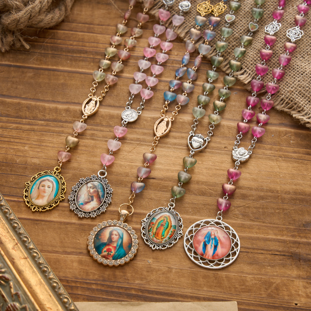 Christianartworkshop Rosenkranz der Sieben Schmerzen Mariens mit mattiertem Herzanhänger aus Glasperlen und Farbverlauf sowie Marienporträt - image 0