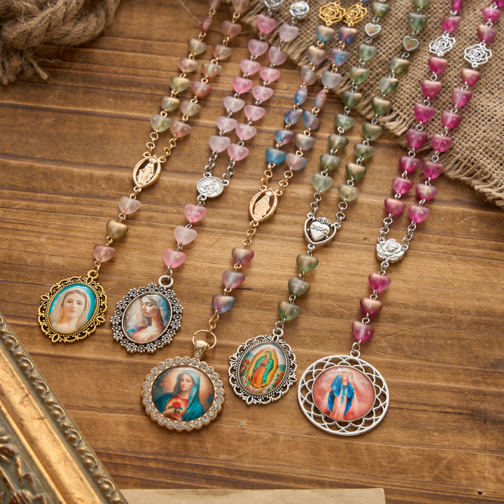 Christianartworkshop Rosenkranz der Sieben Schmerzen Mariens mit mattiertem Herzanhänger aus Glasperlen und Farbverlauf sowie Marienporträt - image 0