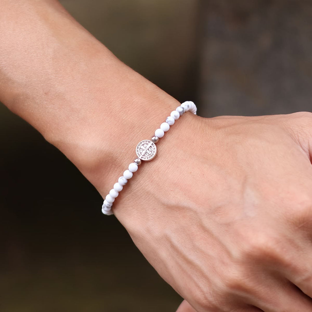Christianartworkshop Elastisches Armband aus Natursteinperlen mit geprägten St.-Benedikt-Medaillen als Zwischenstücke: Ein Symbol göttlichen Schutzes - image 1
