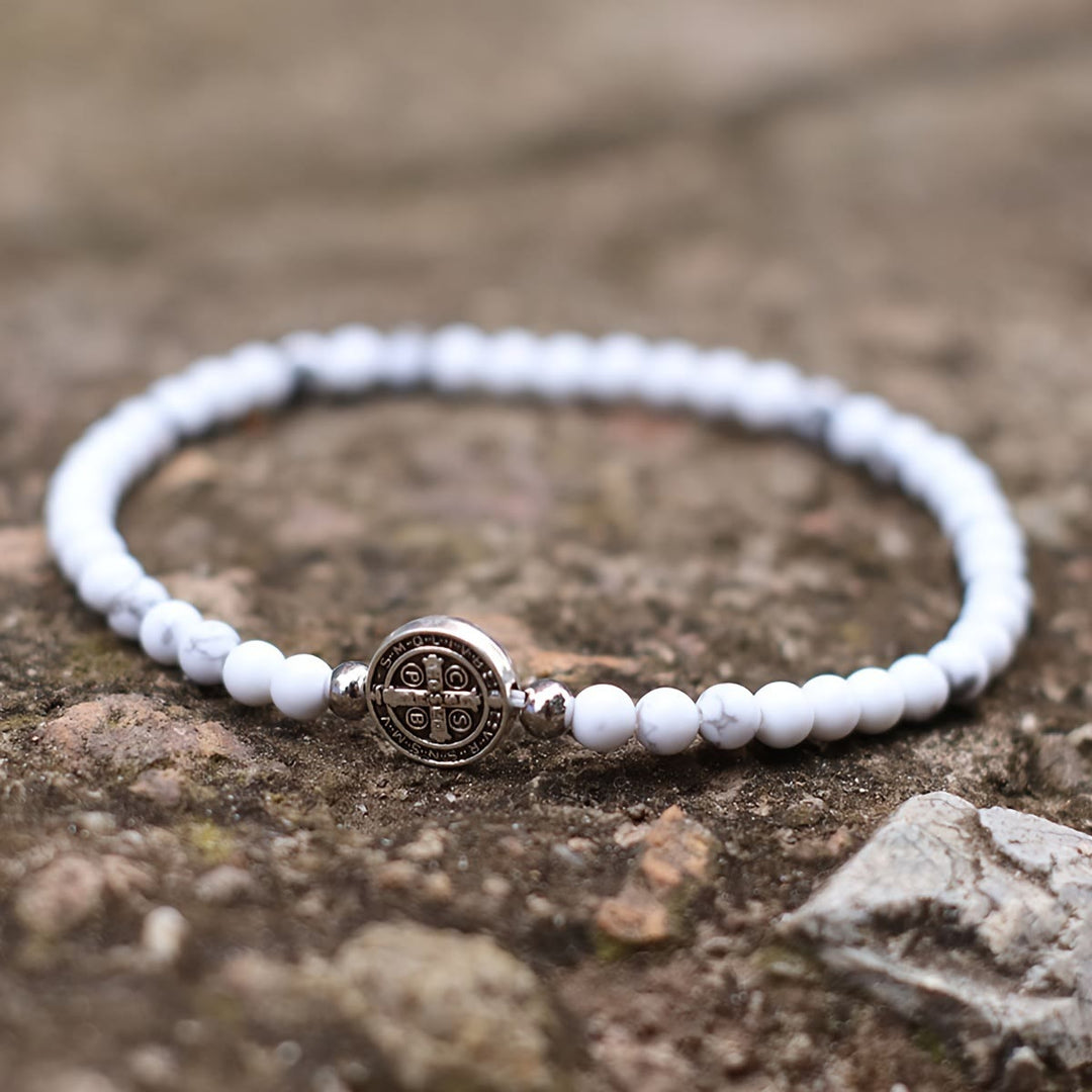 Christianartworkshop Elastisches Armband aus Natursteinperlen mit geprägten St.-Benedikt-Medaillen als Zwischenstücke: Ein Symbol göttlichen Schutzes - Weißer Türkis - image 0