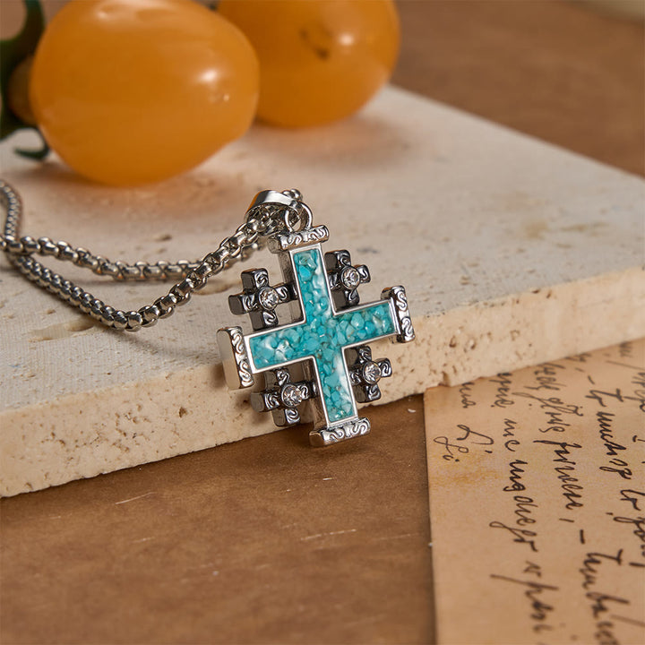 Christianartworkshop Halskette mit Anhänger in Form eines Jerusalemkreuzes aus zerstoßenem Türkis: Ein Symbol des unerschütterlichen Glaubens - image 3