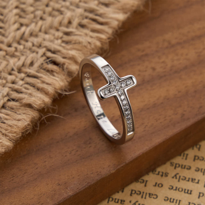 Christianartworkshop Ring mit graviertem Kreuz in Gold und Silber, zweifarbig - image 8