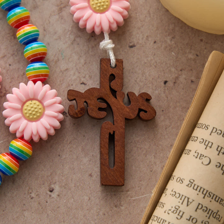 Christianartworkshop Rosenkranz für Kinder mit Regenbogen-Streifenmuster, rosa Gänseblümchen-Anhängern und Jesuskreuz - image 6