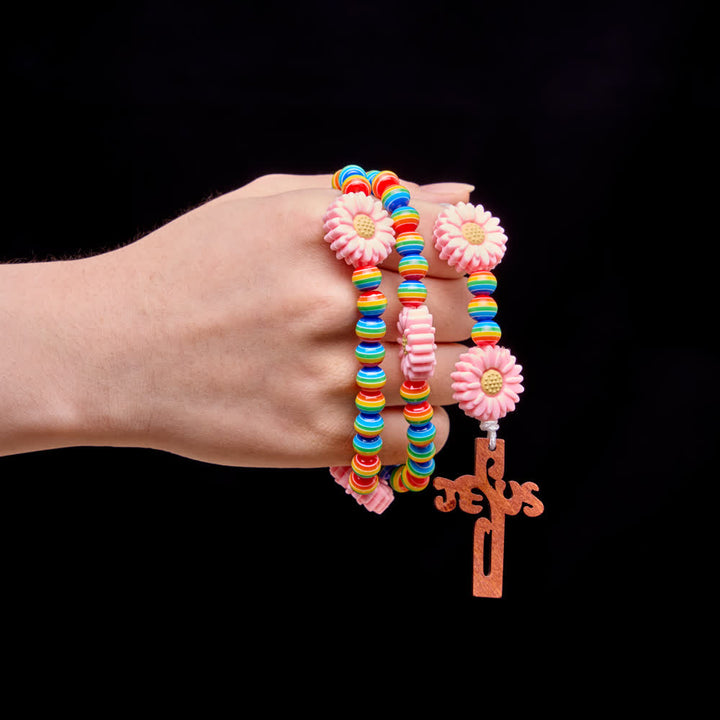 Christianartworkshop Rosenkranz für Kinder mit Regenbogen-Streifenmuster, rosa Gänseblümchen-Anhängern und Jesuskreuz - image 1