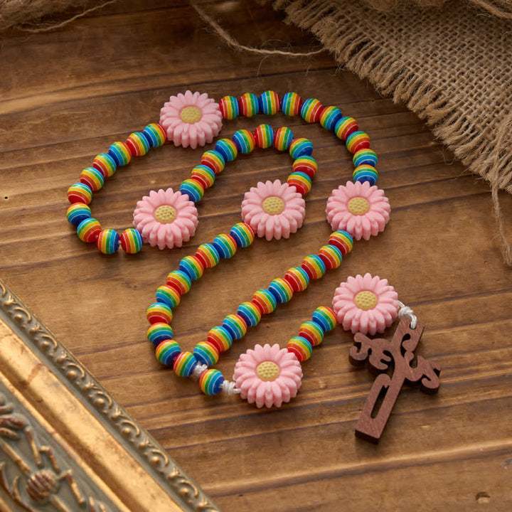 Christianartworkshop Rosenkranz für Kinder mit Regenbogen-Streifenmuster, rosa Gänseblümchen-Anhängern und Jesuskreuz - Jesus Kreuz - image 0