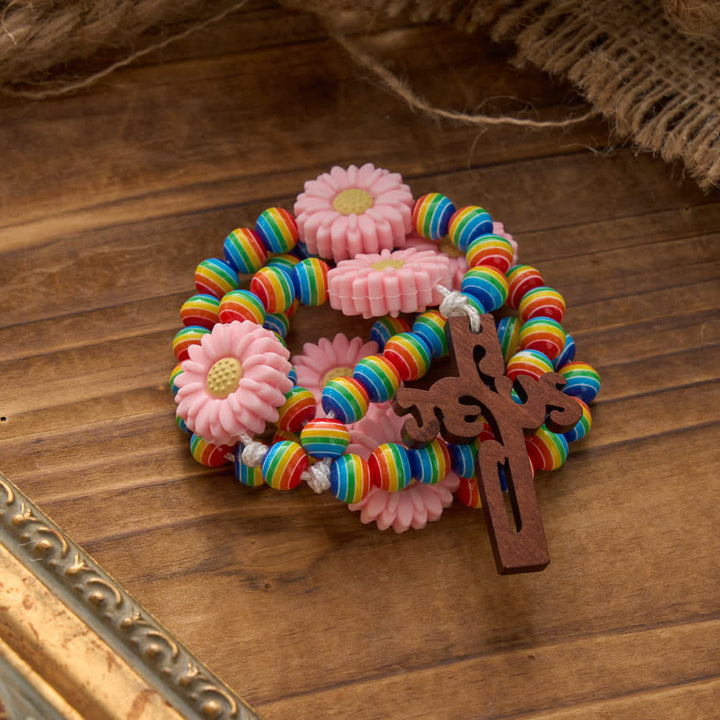Christianartworkshop Rosenkranz für Kinder mit Regenbogen-Streifenmuster, rosa Gänseblümchen-Anhängern und Jesuskreuz - image 4
