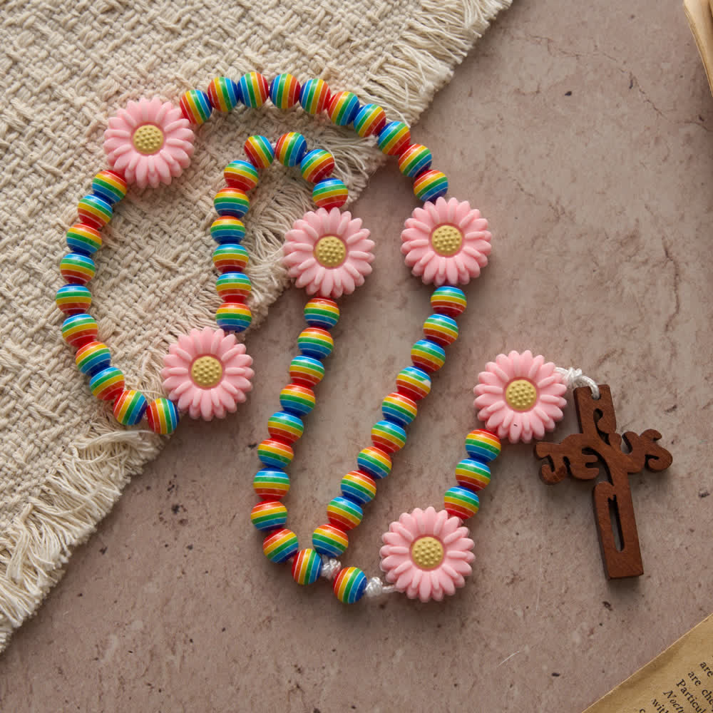 Christianartworkshop Rosenkranz für Kinder mit Regenbogen-Streifenmuster, rosa Gänseblümchen-Anhängern und Jesuskreuz - image 2