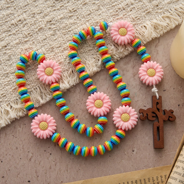 Christianartworkshop Rosenkranz für Kinder mit Regenbogen-Streifenmuster, rosa Gänseblümchen-Anhängern und Jesuskreuz - image 3