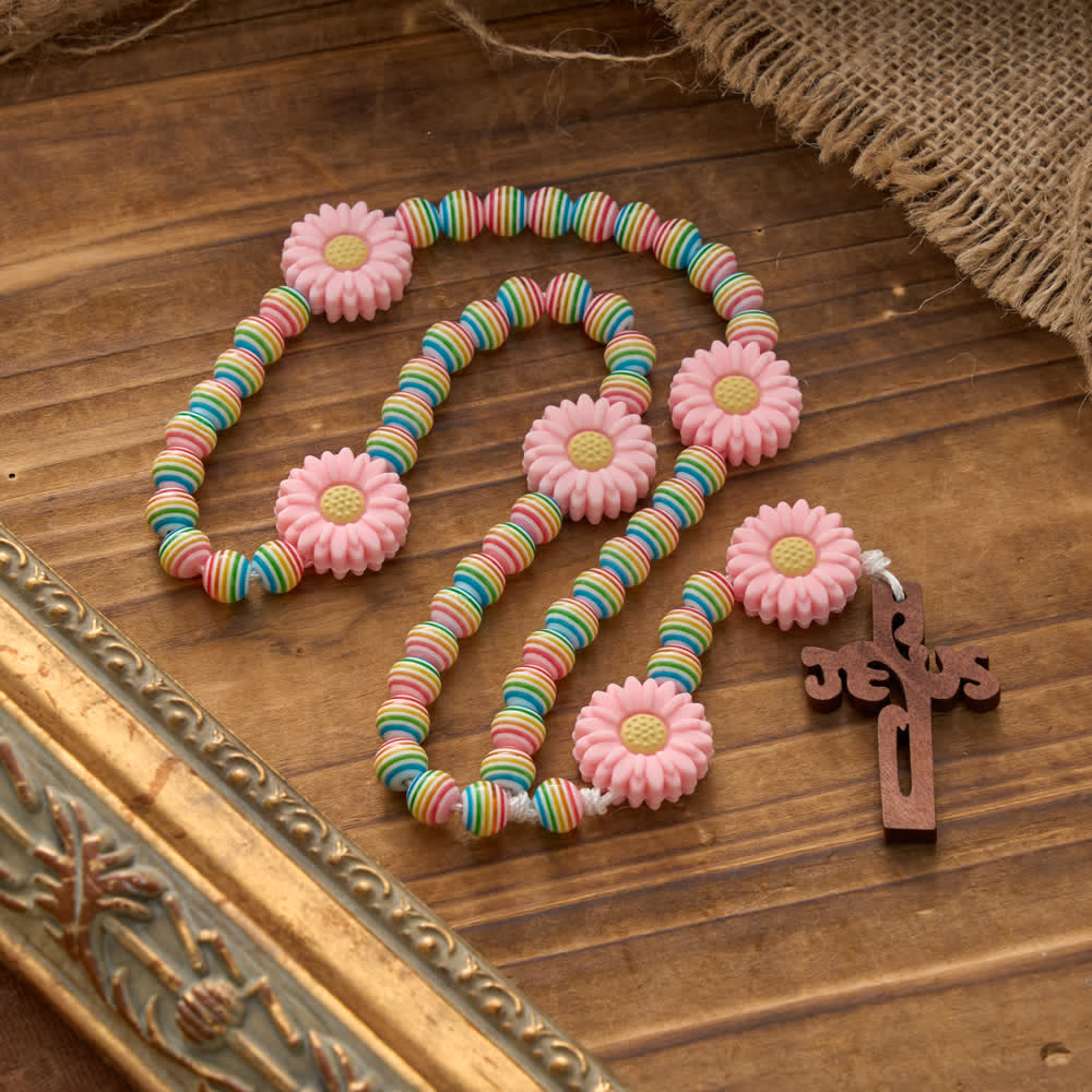 Christianartworkshop Rosenkranz mit zarten Pastellfarbenen Regenbogenstreifen, rosa Gänseblümchen und Kinder-Glaubensaccessoire - Jesus Kreuz - image 0