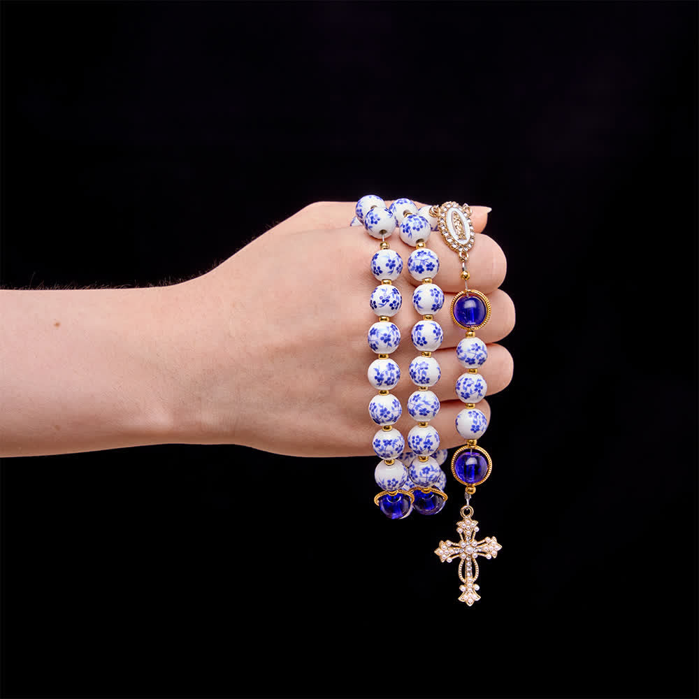 Christianartworkshop Rosenkranz aus blau-weißem Keramik mit floralem Muster und elegantem Marienmotiv - image 1