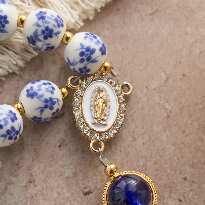 Christianartworkshop Rosenkranz aus blau-weißem Keramik mit floralem Muster und elegantem Marienmotiv - image 5