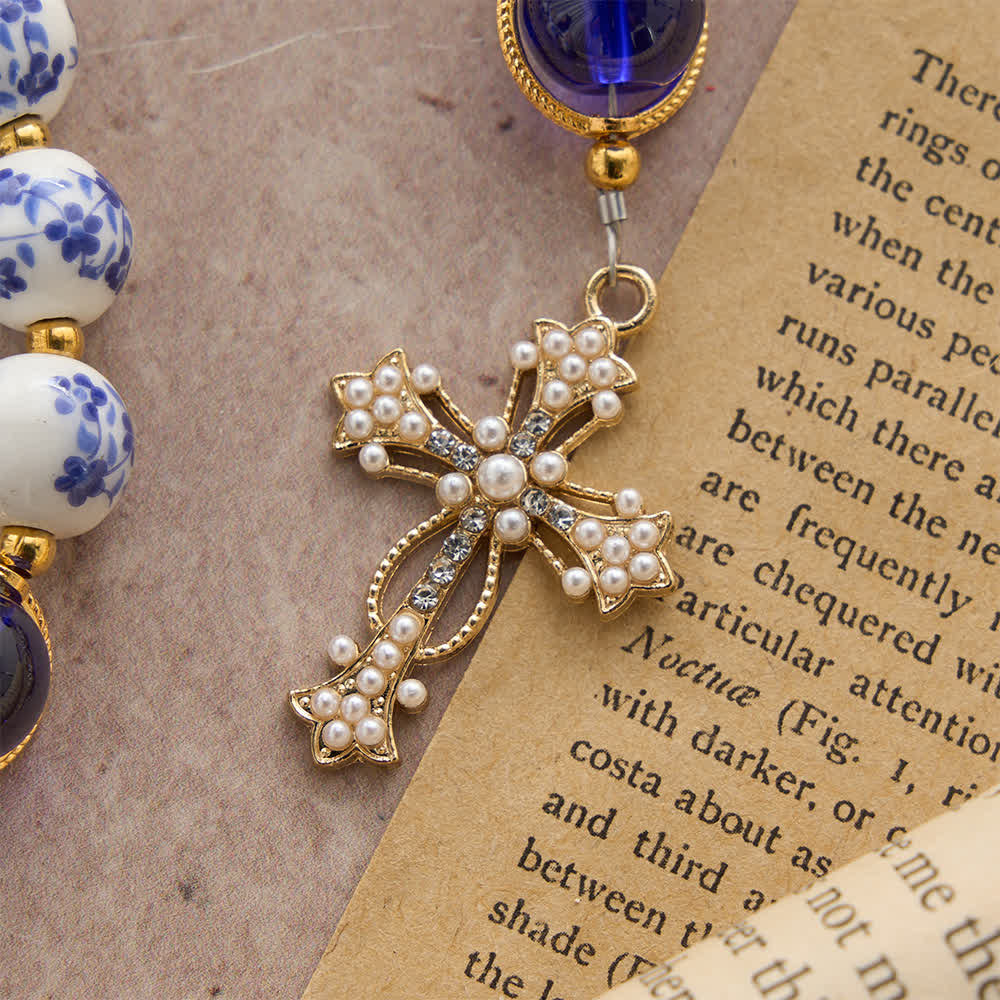 Christianartworkshop Rosenkranz aus blau-weißem Keramik mit floralem Muster und elegantem Marienmotiv - image 6