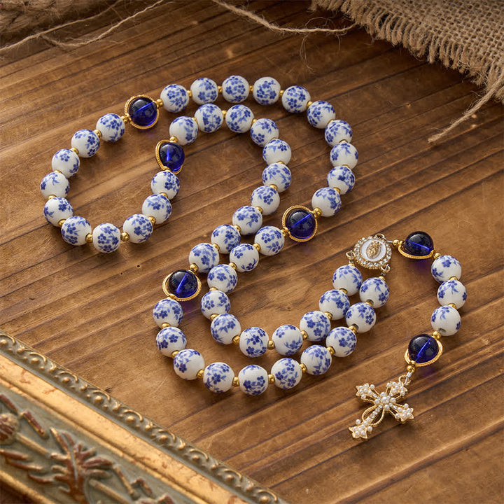 Christianartworkshop Rosenkranz aus blau-weißem Keramik mit floralem Muster und elegantem Marienmotiv - Unsere Liebe Frau und das Kreuz - image 0