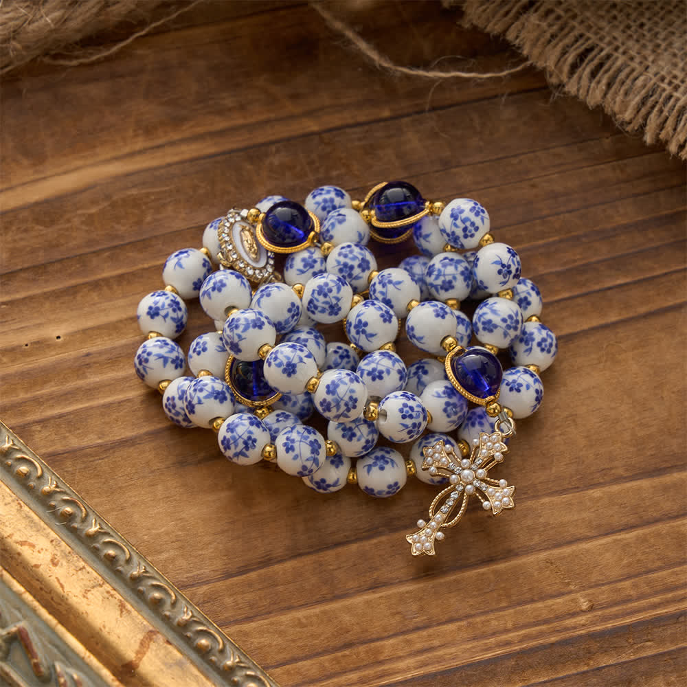 Christianartworkshop Rosenkranz aus blau-weißem Keramik mit floralem Muster und elegantem Marienmotiv - image 4
