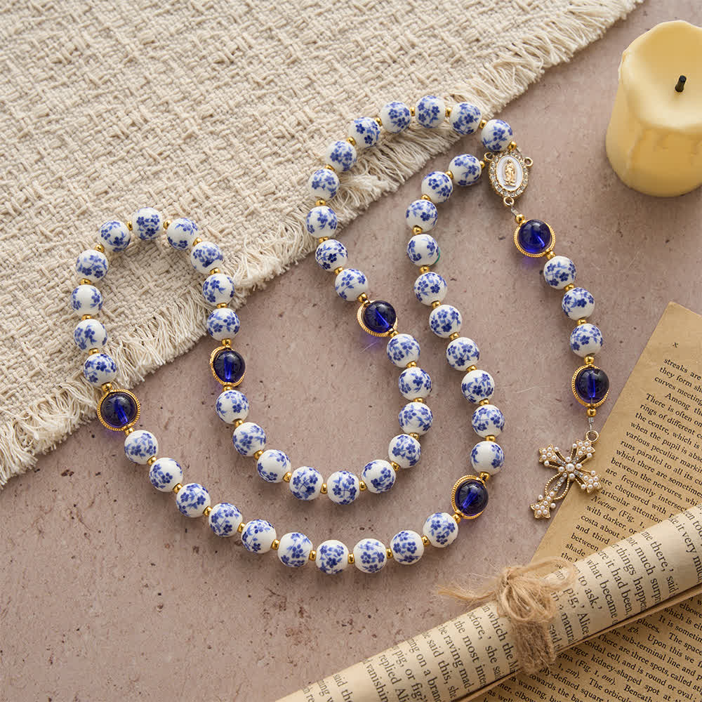 Christianartworkshop Rosenkranz aus blau-weißem Keramik mit floralem Muster und elegantem Marienmotiv - image 3
