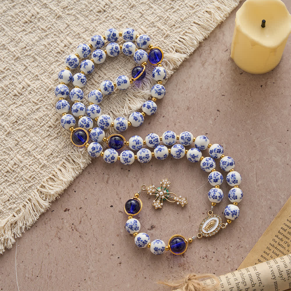 Christianartworkshop Rosenkranz aus blau-weißem Keramik mit floralem Muster und elegantem Marienmotiv - image 2