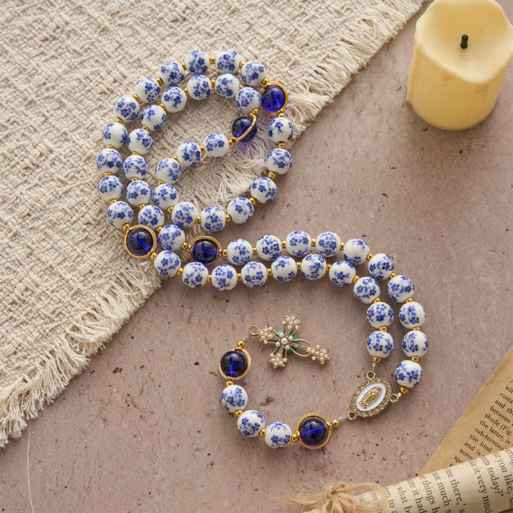 Christianartworkshop Rosenkranz aus blau-weißem Keramik mit floralem Muster und elegantem Marienmotiv - image 2