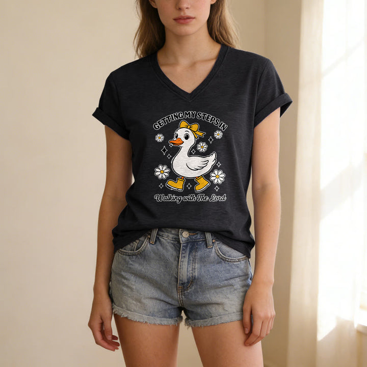 Christianartworkshop Meine Schritte sammeln – Walking With The Lord Cartoon Duck Daisy Casual V-Neck T-Shirt - image 11