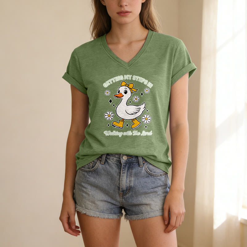 Christianartworkshop Meine Schritte sammeln – Walking With The Lord Cartoon Duck Daisy Casual V-Neck T-Shirt - image 15