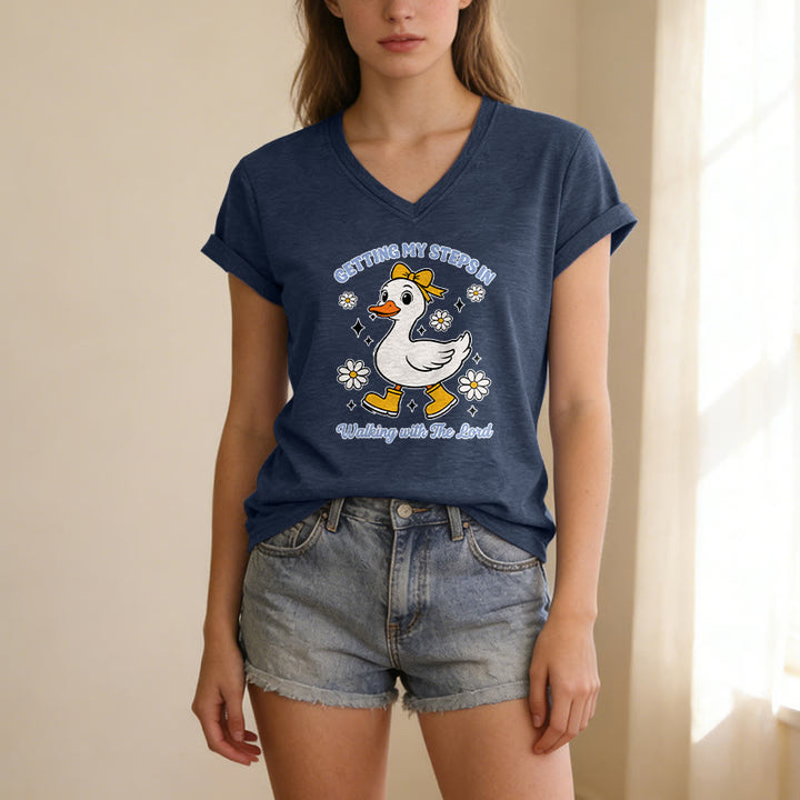 Christianartworkshop Meine Schritte sammeln – Walking With The Lord Cartoon Duck Daisy Casual V-Neck T-Shirt - image 3