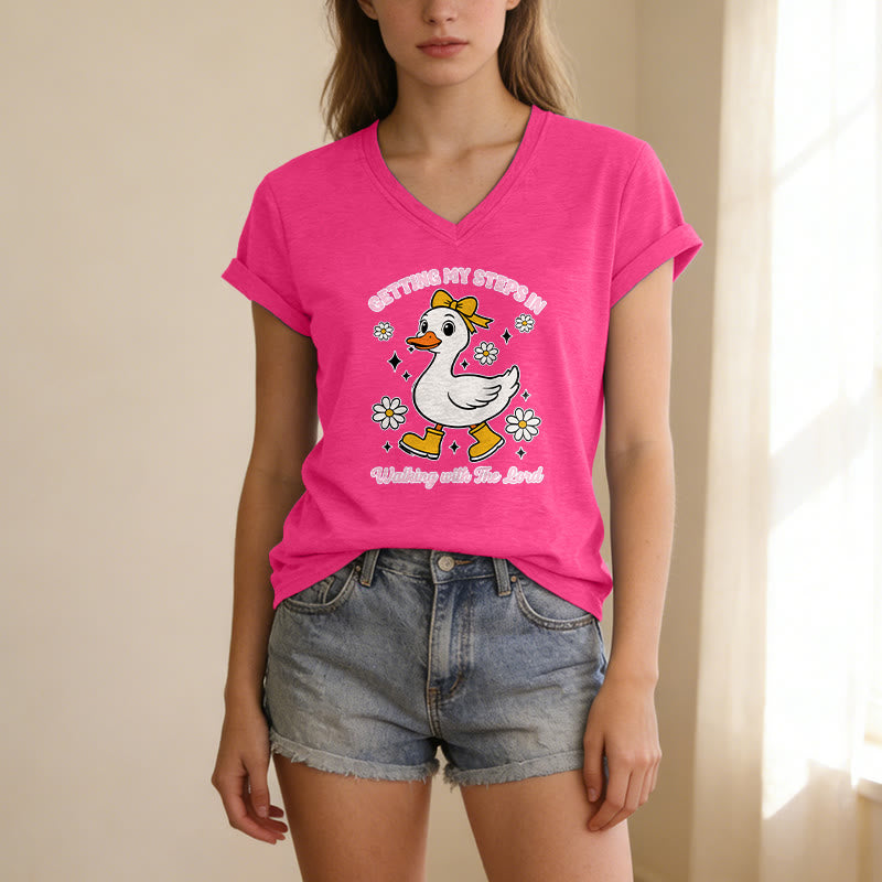 Christianartworkshop Meine Schritte sammeln – Walking With The Lord Cartoon Duck Daisy Casual V-Neck T-Shirt - image 25
