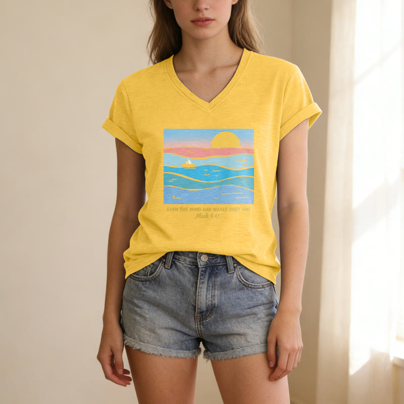 Christianartworkshop Sogar Wind und Wellen gehorchen ihm (Markus 4,41). Lässiges T-Shirt mit V-Ausschnitt und Ozean-Sonnenuntergangsmotiv. - image 15
