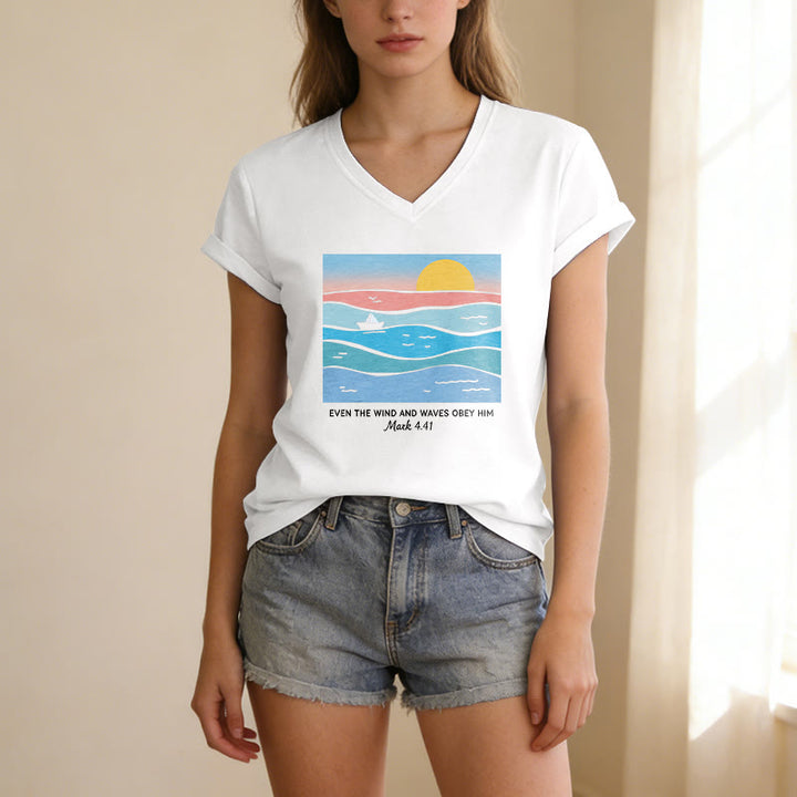 Christianartworkshop Sogar Wind und Wellen gehorchen ihm (Markus 4,41). Lässiges T-Shirt mit V-Ausschnitt und Ozean-Sonnenuntergangsmotiv. - image 19