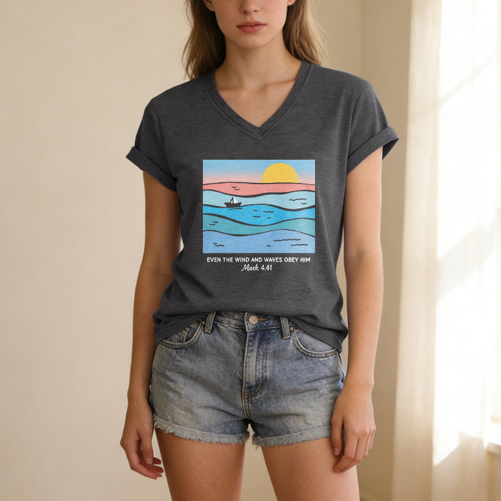 Christianartworkshop Sogar Wind und Wellen gehorchen ihm (Markus 4,41). Lässiges T-Shirt mit V-Ausschnitt und Ozean-Sonnenuntergangsmotiv. - image 9
