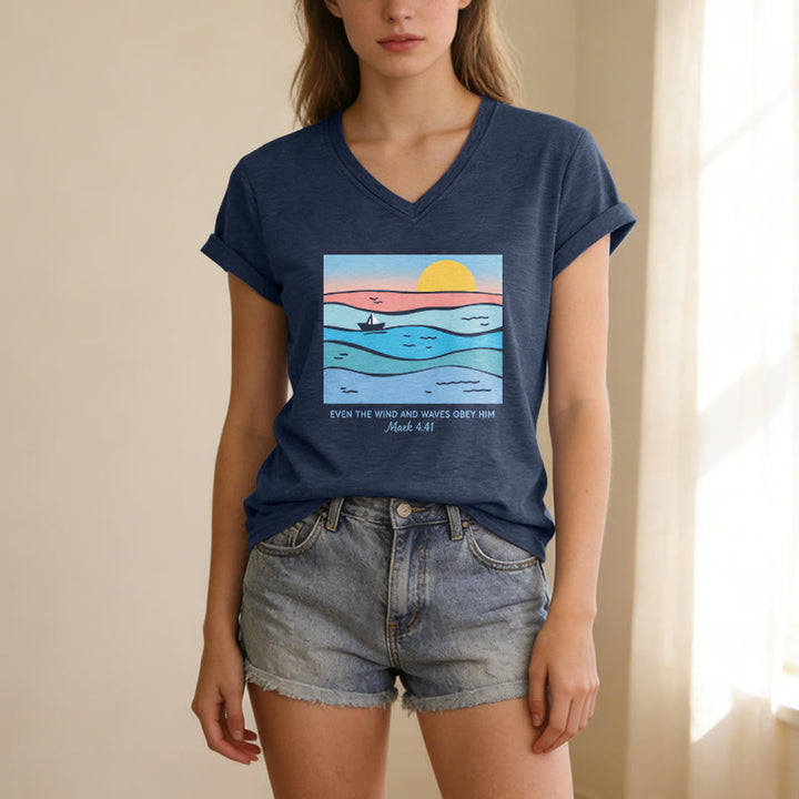 Christianartworkshop Sogar Wind und Wellen gehorchen ihm (Markus 4,41). Lässiges T-Shirt mit V-Ausschnitt und Ozean-Sonnenuntergangsmotiv. - image 7