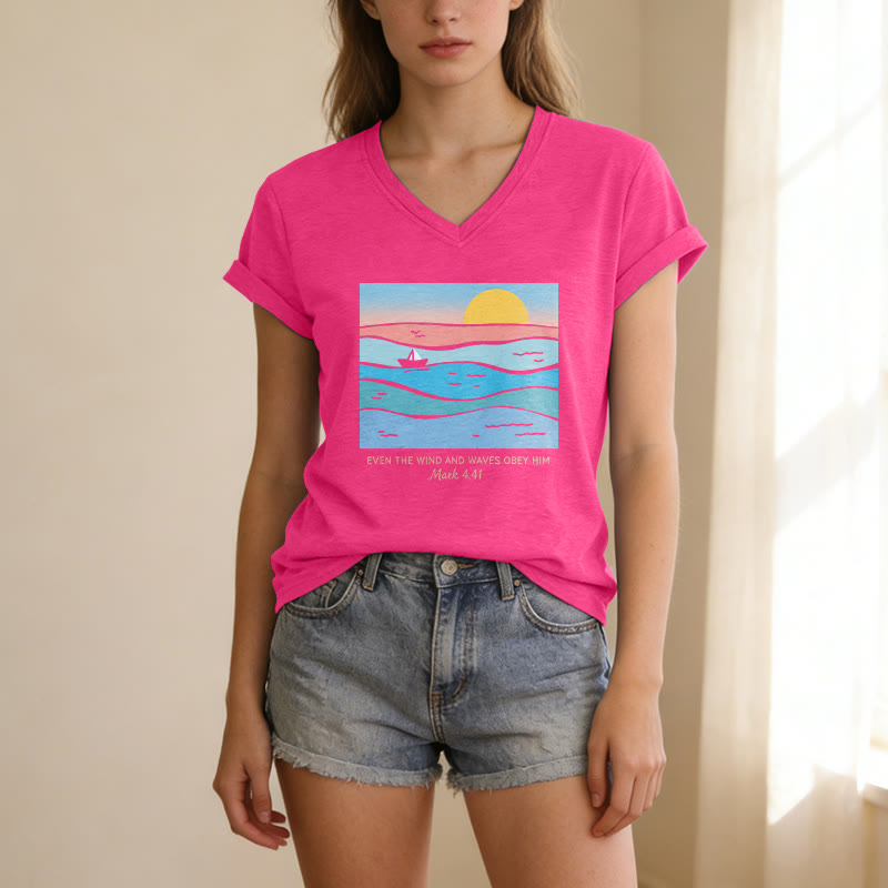 Christianartworkshop Sogar Wind und Wellen gehorchen ihm (Markus 4,41). Lässiges T-Shirt mit V-Ausschnitt und Ozean-Sonnenuntergangsmotiv. - image 3