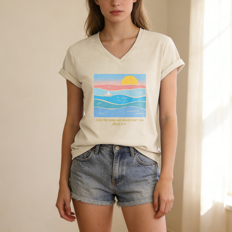 Christianartworkshop Sogar Wind und Wellen gehorchen ihm (Markus 4,41). Lässiges T-Shirt mit V-Ausschnitt und Ozean-Sonnenuntergangsmotiv. - image 1