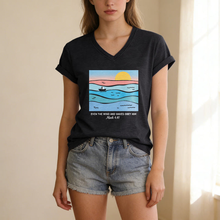 Christianartworkshop Sogar Wind und Wellen gehorchen ihm (Markus 4,41). Lässiges T-Shirt mit V-Ausschnitt und Ozean-Sonnenuntergangsmotiv. - image 13