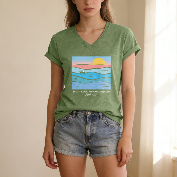 Christianartworkshop Sogar Wind und Wellen gehorchen ihm (Markus 4,41). Lässiges T-Shirt mit V-Ausschnitt und Ozean-Sonnenuntergangsmotiv. - image 17
