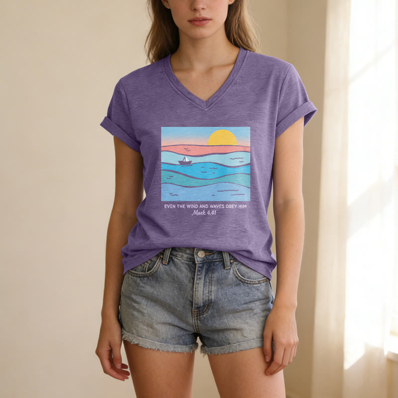 Christianartworkshop Sogar Wind und Wellen gehorchen ihm (Markus 4,41). Lässiges T-Shirt mit V-Ausschnitt und Ozean-Sonnenuntergangsmotiv. - image 5