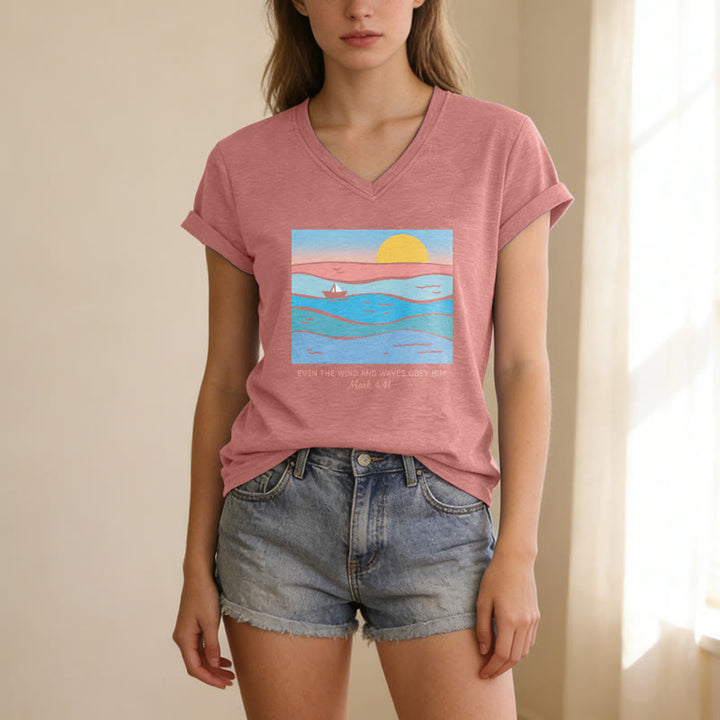 Christianartworkshop Sogar Wind und Wellen gehorchen ihm (Markus 4,41). Lässiges T-Shirt mit V-Ausschnitt und Ozean-Sonnenuntergangsmotiv. - image 11