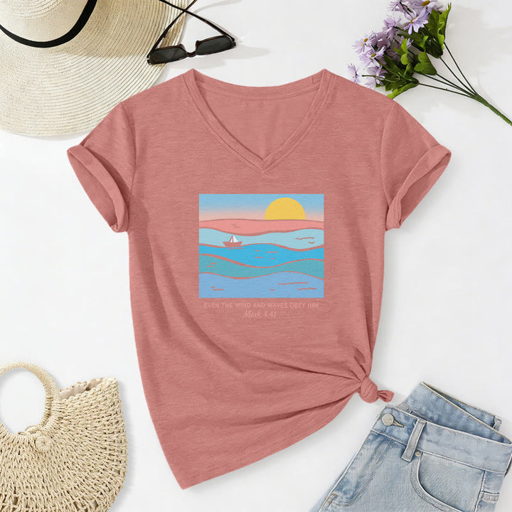 Christianartworkshop Sogar Wind und Wellen gehorchen ihm (Markus 4,41). Lässiges T-Shirt mit V-Ausschnitt und Ozean-Sonnenuntergangsmotiv. - Hellrosa - 2XL - image 10