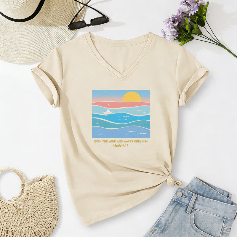 Christianartworkshop Sogar Wind und Wellen gehorchen ihm (Markus 4,41). Lässiges T-Shirt mit V-Ausschnitt und Ozean-Sonnenuntergangsmotiv. - Beige - 2XL - image 0